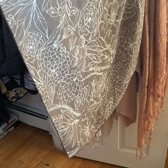 Demdaco Scarf Vest fits. There is no size on it. I believe it’s one size 🤷🏽♀️ - Picture 5 of 7